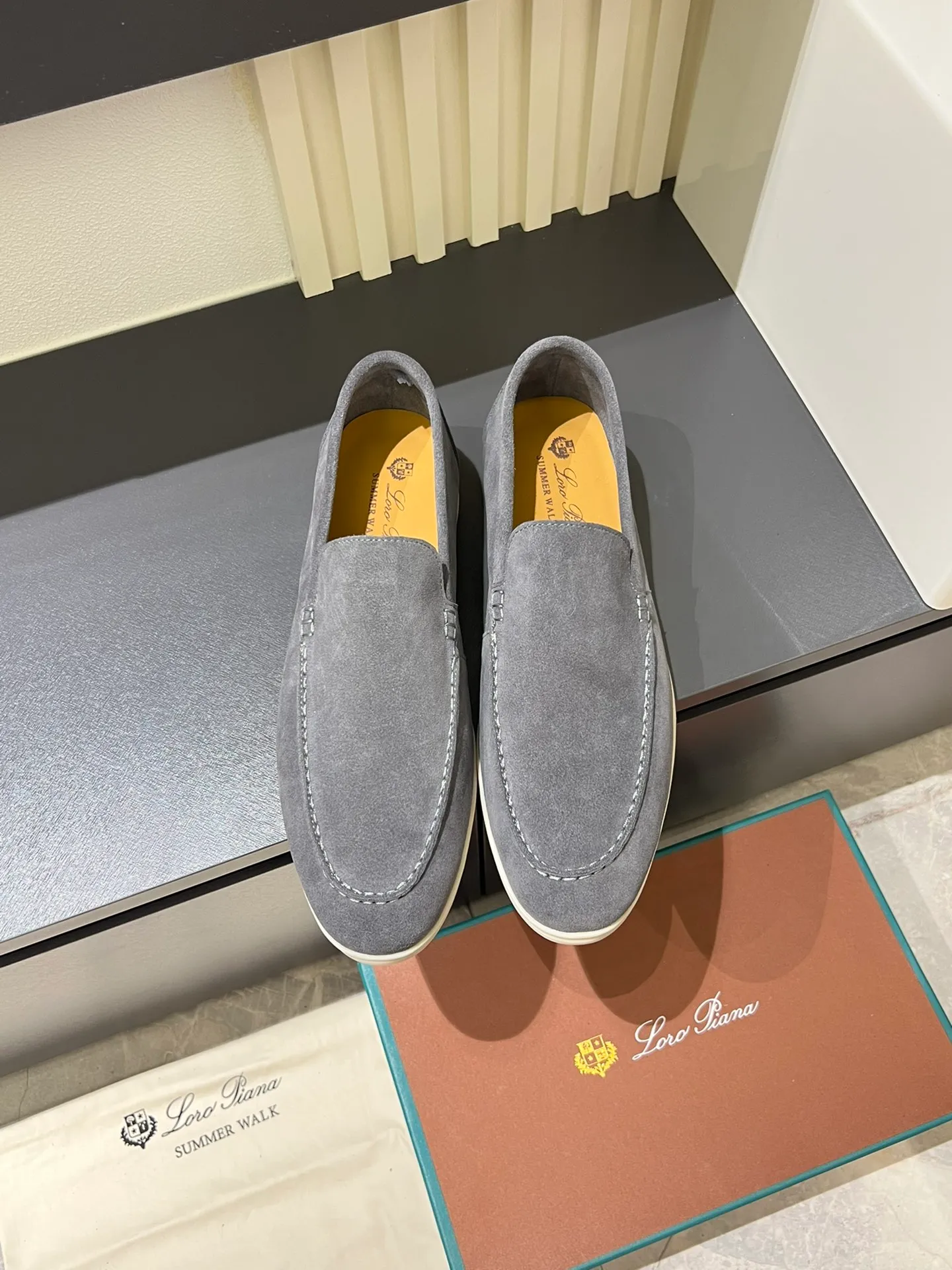 Men's shoes 💰p360 "Loro men's shoes 💰pian'*" Classic L men's shoes for couples 💰p Top version British flat loafers, a must-have item in old money style, the minimalist design is eye-catching and durable, a plus point for dressing The soft foot feel and texture are outstanding. They don’t scratch your feet and are very nice. They are matched with soft and waxy soles. They can be worn daily for a long time without getting tired. They are easy to wear, versatile and classic items, with perfect foot feel and texture! Imported cashmere fabric, the lining is made of imported A-grade water-dyed cow lining, the top version of the genuine leather midsole is sewn with pure handmade mark thread! Size: Female 35-40 (34. Customized) Male 38-44 (45.46. Customized)